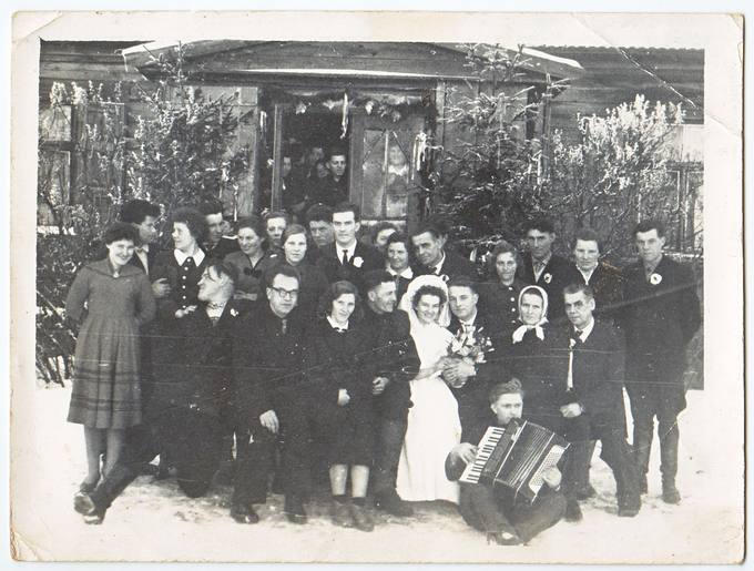 Bronislavos ir Vlado Kubilių vestuvių kompanija Dumbliūnėlių kaime